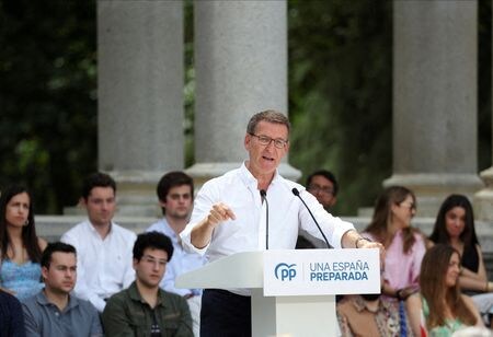 　スペインで２３日に行われる総選挙を巡り、３日に発表された最新世論調査で野党「右派連合」の与党連立政権に対する支持率のリードが縮小したことが分かった。写真は中道右派の国民党（ＰＰ）のアルベルト・ヌニェス・フェイホー党首。マドリードで６月撮影（２０２３年　ロイター/Isabel Infantes）