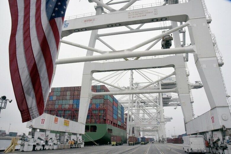 ８月２０日、米通商代表部（ＵＳＴＲ）が中国からの２０００億ドル相当の輸入品を対象とする関税に関する公聴会を開始するのを前に、米企業は、関税導入によってベビー用品から棺おけに至るまで、幅広い製品の値上げを余儀なくされると警告した。写真はカリフォルニア州ロングビーチの港で４月撮影（２０１８年　ロイター／Bob Riha Jr）