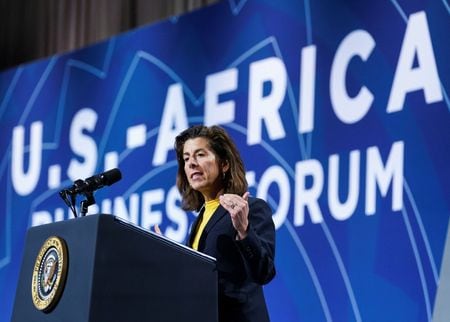 レモンド米商務長官は２３日、半導体の国内生産や研究開発などに５２７億ドルを投じる計画の一環で、先端半導体の工場を国内で２カ所以上建設し、労働者の大量雇用を実現するよう企業に促した。資料写真、２０２２年１２月撮影（２０２３年　ロイター／Kevin Lamarque）