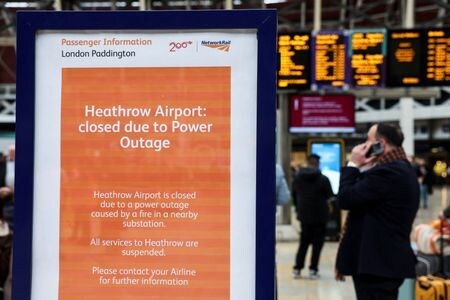 英ロンドンのヒースロー空港は２１日、再開に向けて動き出した。同空港は近くの変電所で発生した大規模火災により電力供給が停止したことを受け、終日閉鎖を発表。世界中の航空便に影響が出ていた。 写真は３月２１日、英ヒースロー空港で撮影（２０２５年　ロイター／Isabel Infantes）