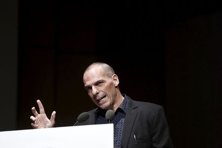 　５月２６日、ギリシャ財務省はＡＴＭ引き出し手数料徴収などについて債権団と協議していないと明らかにした。写真はバルファキス財務相。アテネで１９日撮影（２０１５年　ロイター／Alkis Konstantinidis）