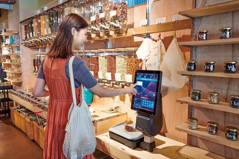 ワンタッチで会計用のラベルが出てくる量り売りのシステムを整備した　COURTESY OF TOTOYA