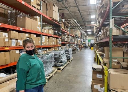 新型コロナのパンデミックによる影響で世界中のサプライチェーンにおいて欠品・品薄の状況が生じる前は、画面上のボタンをクリックするだけで少量の素材を購入できることも多かったが、今では金属、プラスチック、木材、さらに酒類のボトルでさえ不足しているのが日常茶飯事だ。写真はダイヤモンド・ブランドのラッシュ氏。米ノースカロライナ州フレッチャーの工場で８月撮影（２０２１年　ロイター／Howard Schneider）