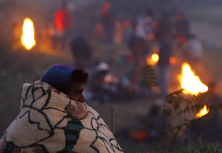 マケドニアへの入国許可証が出るのを待つ難民たち　Ognen Teofilovski-REUTERS