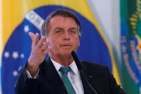腸閉塞で３日に入院したブラジルのボルソナロ大統領の医療チームは４日、腸閉塞の症状は治まり、手術の必要はないと明らかにした。写真は、2021年12月9日にブラジリアで行われたイベントに参加する同大統領。（2022年　ロイター／Adriano Machado）