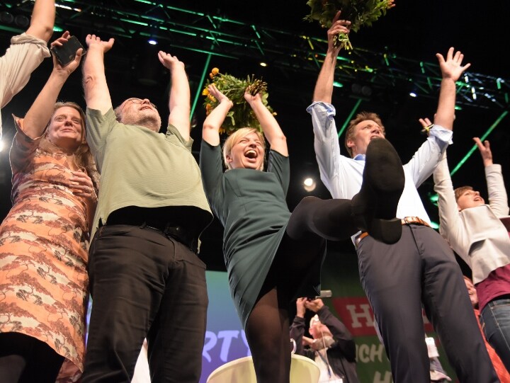 バイエルン州議会選で大躍進し、蹴っ飛ばすパフォーマンスを見せるカタリーナ・シュルツ候補（中央、筆者撮影）