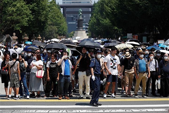 <!--12日、東京都では新たに188人の新型コロナウイルス陽性者が確認された。-->写真は15日、靖国神社で。REUTERS/Issei Kato