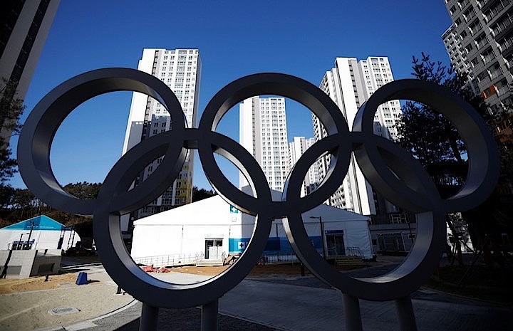 １月３１日、米国務省は、北朝鮮が平昌冬季五輪開幕の前日に軍事パレードを計画していることに不満を示した。一方で、五輪会場に向かう米国民に対し、韓国の治安対策はあらゆる事態に対応しているとして安心するよう呼び掛けた。写真は２５日、韓国・江陵市の江陵オリンピック村に設置された五輪のオブジェ（２０１８年　ロイター／Kim Hong-Ji）