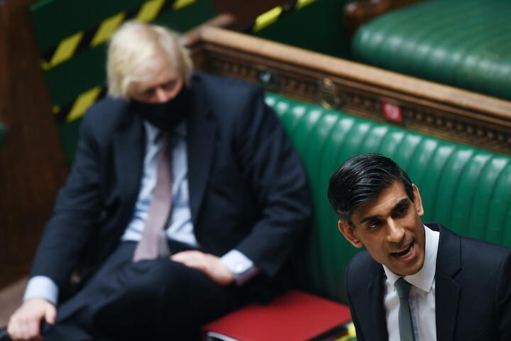 3月3日の予算演説で法人税引き上げを予告したイギリスのスナク財務相（前、後ろはジョンソン首相）