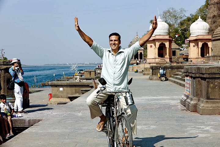 ムルガナンタム（クマール） は「人工子宮」を下着に装着 して自転車で動き回った　COURTESY OF HOPE PRODUCTIONS