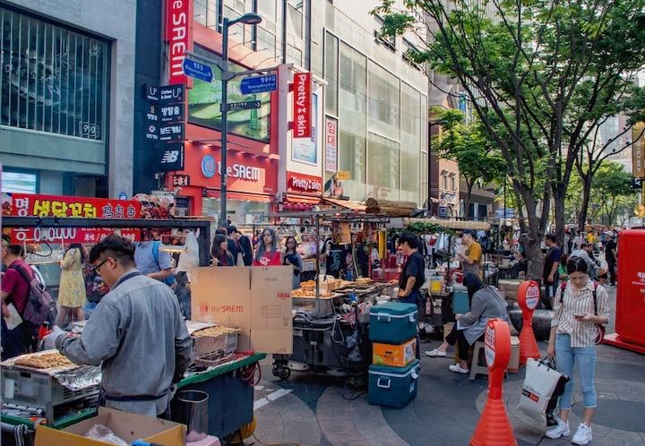 日本人で賑わうソウルの繁華街　撮影：佐々木和義