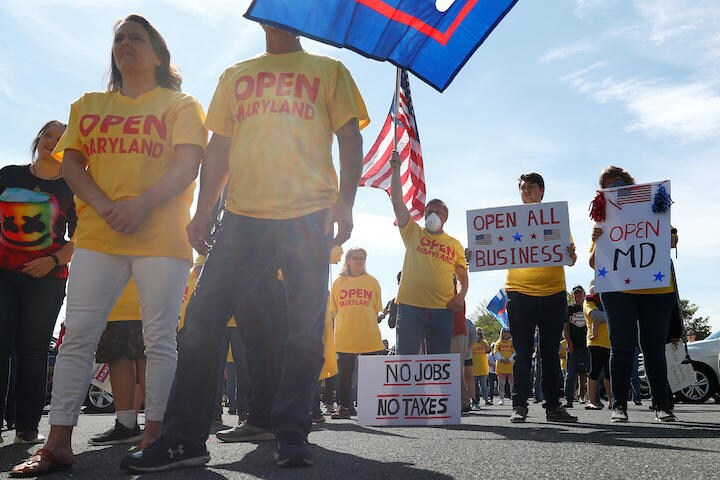 経済活動の再開を求めるデモは全米に広がっている。メリーランド州の集会に参加した人々　Tom Brenner -REUTERS