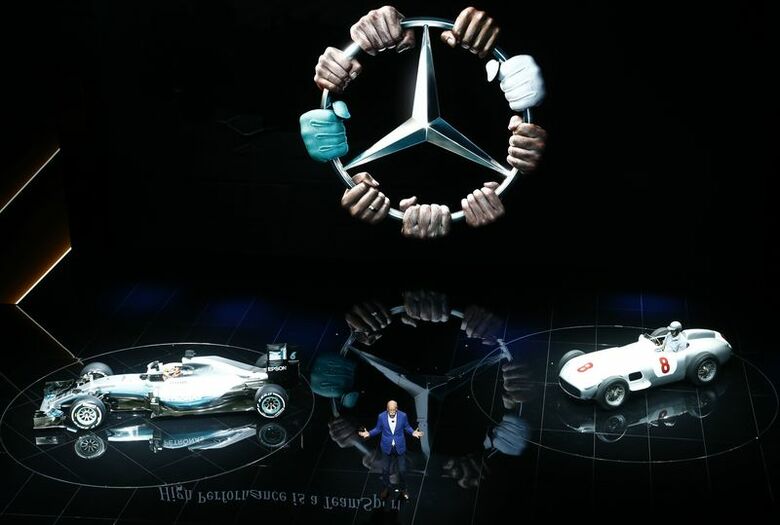 ９月１２日、フランクフルト国際自動車ショーに集まった欧州自動車メーカーの経営者たちは、ガソリン車から電気自動車への世界的な移行という現実、そしてそれが雇用や収益に及ぼす影響に目を向け始めようとしている。写真は１１日、フランクフルト国際自動車ショーでのメルセデスベンツのプレゼンテーション（２０１７年　ロロイター/Ralph Orlowski）