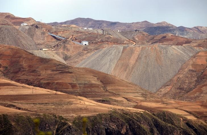 １２月２６日、中国税関総署が公表したデータによると、中国は国連安全保障理事会の対北朝鮮制裁措置を受け、１１月は北朝鮮から鉄鉱石、石炭、鉛を輸入しなかった。写真は北朝鮮の鉄鉱石高山。２０１３年５月撮影（２０１７年　ロイター／John Ruwitch）