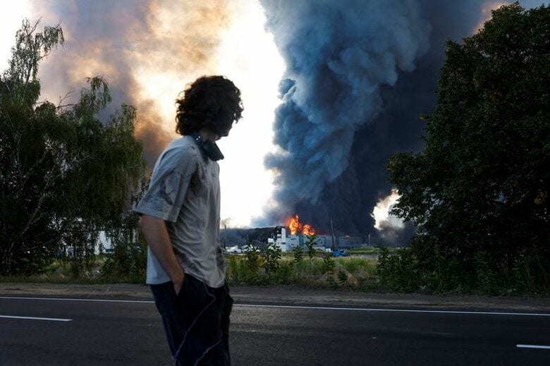 写真はドローン攻撃を受けた倉庫の煙。8月27日、キーウ近郊で撮影。REUTERS/Valentyn Ogirenko