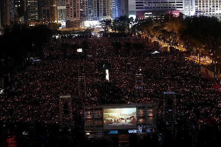 6月4日、1989年に中国政府が学生の民主化運動を武力鎮圧した天安門事件から30周年となる同日、香港で数万人がろうそくをともして追悼集会を行った。香港のビクトリア公園で撮影（2019年　ロイター／Tyrone Siu）
