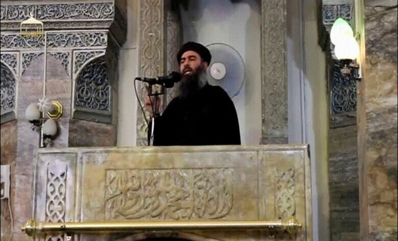 ６月１２日、過激派組織「イスラム国」の指導者バグダディ容疑者は、自身の「カリフ国家」の主要２拠点を失う危機に直面している。写真は、モスルのモスクで初めて姿を見せた同容疑者とされる人物。インターネットに２０１４年７月投稿されたビデオ映像から（２０１７年　ロイター/Social Media Website via Reuters TV）