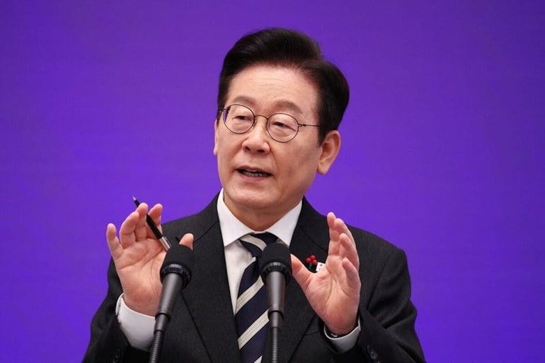 2024年12月3日、ソウルで記者の質問に答える韓国の李在明大統領。REUTERS/Kim Hong-Ji