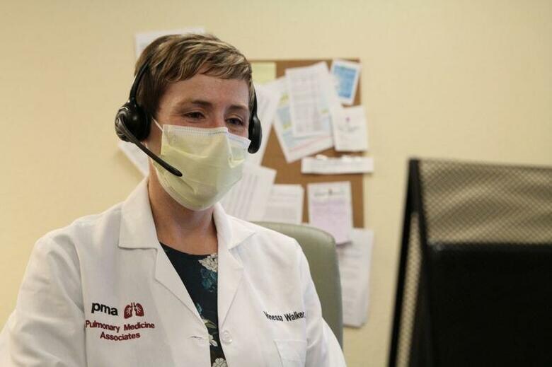 新型コロナウイルスによるパンデミック（世界的な流行）が米国の小さな街や辺境の村落にも広がる中、タルラー・ホルムストローム医師が働くサウスカロライナ州カーショー郡カムデンの集中治療室も、顔見知りの患者で埋まっていくようになった。写真は３日、米カリフォルニア州サクラメントの医療法人サッターヘルスの医療施設で、遠隔診療を行うバネッサ・ウォーカー医師（２０２０年　ロイター/Nathan Frandino)