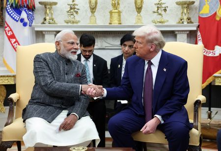 　２月１３日、トランプ米大統領は、ワシントンを訪問したインドのモディ首相と会談した。インドが関税引き下げや米国産石油・ガスおよび戦闘機の購入拡大など、貿易戦争回避につながる可能性のある譲歩について協議することを申し出たと明らかにした。ホワイトハウスで撮影（２０２５年　ロイター/Kevin Lamarque）