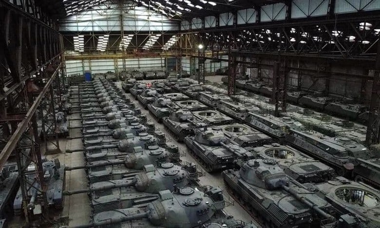 かつてベルギーが所有していた中古のドイツ製戦車「レオパルド1」数十両が、ウクライナ軍への供与のため、欧州の別の国によって購入された。ベルギーのトゥールネで1月31日撮影（2023年　ロイター/Yves Herman）