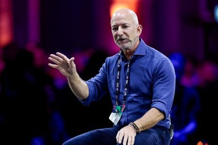 　１０月２８日、米民主系無所属のサンダース上院議員は、米インターネット通販最大手アマゾン・ドット・コム創業者のジェフ・ベゾス氏（写真）に宛てた書簡で、業務の自動化による人員削減の可能性について説明を要求した。１０月３日、トリノで撮影（２０２５年　ロイター/Remo Casilli）