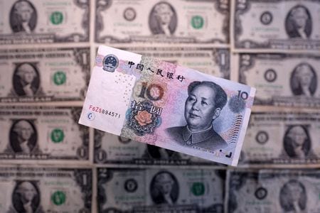 　人民元は、連休明けの６日の国内市場で、キャリートレードの巻き戻しや、米国資産からアジアへの買い戻しの動きで上昇し、対ドルで６カ月ぶりの高値で通常取引を終えた。３月撮影（２０２５年　ロイター／Dado Ruvic）