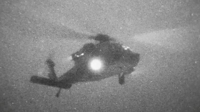 イラン船籍の貨物船を拿捕する米海兵隊員を乗せたヘリコプター。２０日に公開された動画から。U.S. Central Command via X/Handout via REUTERS