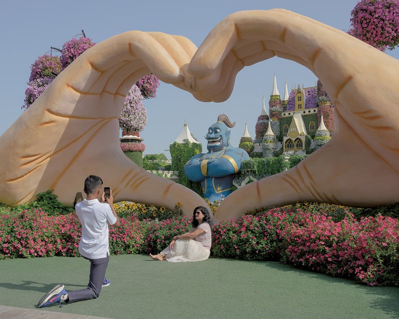 UAEのドバイ有数の観光地である庭園「ミラクルガーデン」で写真撮影する観光客。7万2000平方メートルの敷地に3億種以上の植物が植栽され、世界中から年間150万人が訪れる（撮影は全て2025年2月）