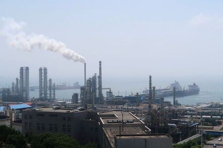 　中国石油天然ガス集団公司（ＣＮＰＣ）は、中国は気候変動目標の達成に向け、エネルギー消費における石炭の割合を２０３０年までに４４％、６０年までに８％に引き下げるとの見通しを示した。写真は大連で２０１８年７月撮影（２０２１年　ロイター／AIZHU CHEN）