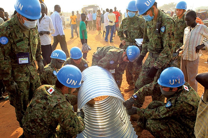 首都ジュバで排水管を組み立てる自衛隊員（14年）　James Akena-REUTERS