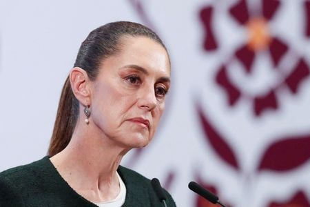 メキシコのシェインバウム大統領（写真）は１８日、トランプ米政権がメキシコ人移民をキューバのグアンタナモにある米海軍基地に移送する措置を先月発表した際、回避を模索するためメキシコ政府として米国に外交文書を送付したと明らかにした。３月６日、メキシコ市で撮影（２０２５年　ロイター/Henry Romero）