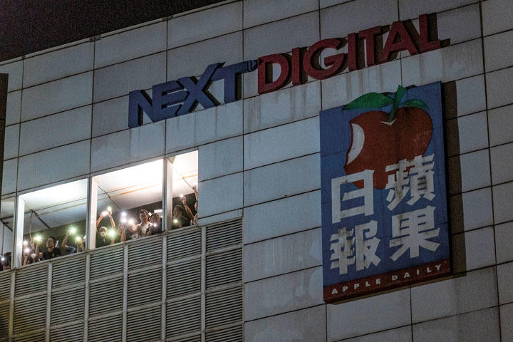 廃刊前日、蘋果日報のスタッフはスマートフォンのライトを点灯して、本社前に集まった支持者に感謝の気持ちを伝えた　Chan Long Hei FOR NEWSWEEK JAPAN