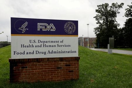 　米食品医薬品局（ＦＤＡ）の外部の専門家からなる諮問委員会は１５日、モデルナとファイザー・ビオンテックがそれぞれ開発した新型コロナウイルスワクチンの乳幼児への接種を承認するよう全会一致で推奨した。２０２０年８月、メリーランド州で撮影（２０２２年　ロイター/Andrew Kelly）