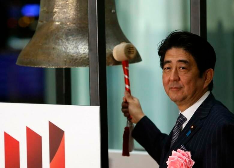 11月21日、金融市場で「ポスト安倍」への警戒感が強まり始めた。写真は東証を訪れた安倍首相、2013年12月撮影（2019年　ロイター/Yuya Shino）