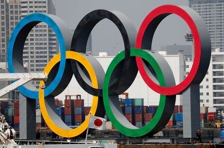 　１２月４日、東京五輪・パラリンピックの大会組織委員会は、延期された東京大会について、２９４０億円の追加経費がかかると発表した。写真は８月、お台場で撮影した五輪のシンボル（２０２０年　ロイター／Kim Kyung-Hoon/File Photo）