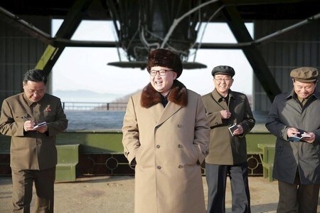 　１月８日、北朝鮮は、試験発射準備の最終段階にあるとしている大陸間弾道ミサイル（ＩＣＢＭ）について、金正恩朝鮮労働党委員長（写真）が指定する任意の時刻に任意の場所から発射することが可能だと表明した。昨年４月撮影、提供写真（２０１７年　ロイター/KCNA）