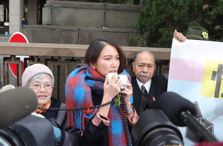今月18日の判決後に支援者らに挨拶する伊藤詩織さん　Tomohiro Sawada-Newsweek Japan