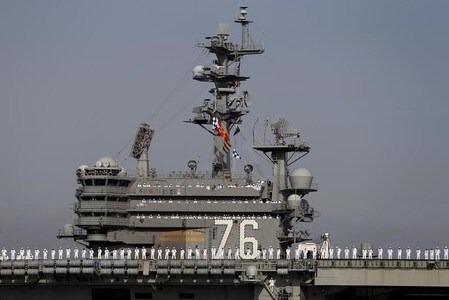 　９月８日、米海軍の原子力空母ロナルド・レーガンが、母港の横須賀基地（神奈川県横須賀市）を出港した。在日米海軍によると、西太平洋地域の定期警戒が任務。北朝鮮をめぐる情勢が緊迫する中、再び朝鮮半島近くの日本海に派遣される可能性がある。写真は２０１５年１０月、横須賀で撮影（２０１７年　ロイター／Yuya Shino）