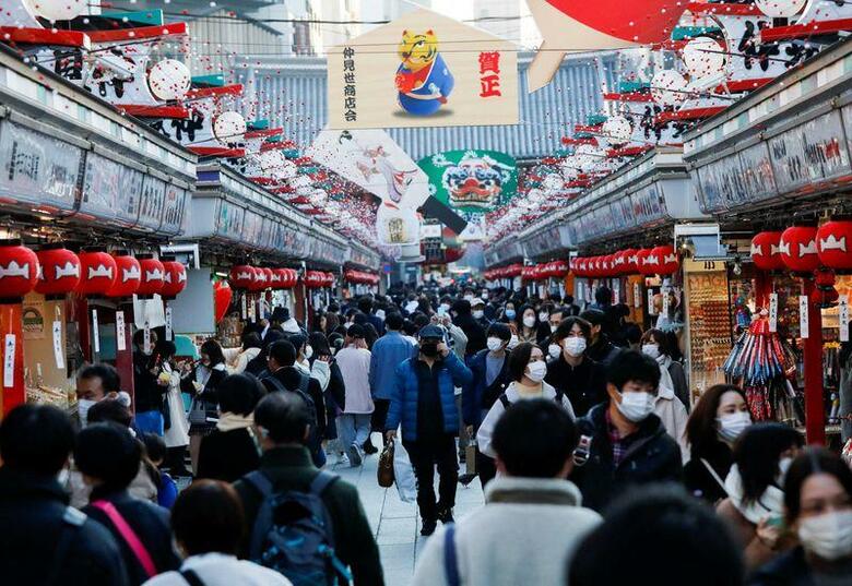 政府の新型コロナウイルス感染症対策分科会メンバーで経済学者の小林慶一郎慶応大教授は、ロイターとのインタビューで、行動制限の基準は医療のひっ迫状況であり、その状況を逐次発信することで市民に自発的な行動変容を促すことが望ましいと述べた。都内で24日撮影（2021年　ロイター/Issei Kato）