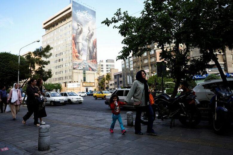 5月17日、テヘランのホルムズ海峡に関する看板の前で撮影。Majid Asgaripour/WANA (West Asia News Agency) via REUTERS
