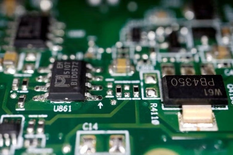 米半導体業界団体のＳＥＭＩは９月２６日、世界の半導体メーカーが２０２５─２７年に半導体製造装置へ過去最高の計４０００億ドルを投資するとの予測を発表した。昨年２月撮影のイメージ写真（２０２４年　ロイター/Dado Ruvic/Illustration）