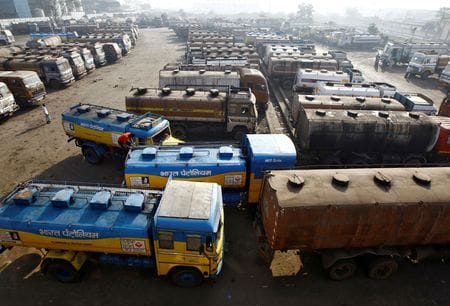 ７月１日、インド政府は、石油製品の輸出を拡大し、海外でのマージン拡大で利益を得ている石油生産会社と製油業者を対象に臨時課税を導入した。コルカタの燃料関連施設で２０１５年２月撮影（２０２２年　ロイター/Rupak De Chowdhuri）