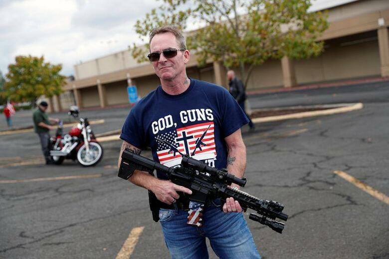 米ミシガン州の裁判所は２７日、１１月３日の選挙の日に投票所で銃が見えるように携帯すること（オープン・キャリー）を事実上認める判断を示した。銃所有権を主張する人々の主張が認められた。写真は米オレゴン州で銃を持ってポーズを取る男性。９月撮影（２０２０年　ロイター／Shannon Stapleton）