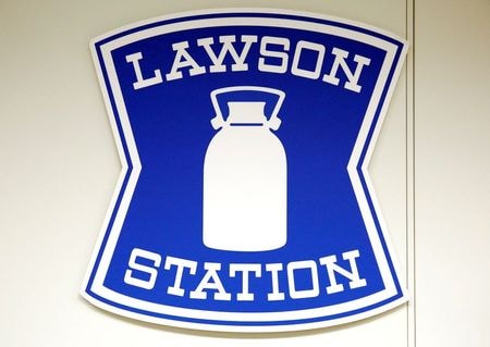 　１２月１６日、ＫＤＤＩとローソンは、資本業務提携したと発表した。写真は都内で２０１７年１２月撮影（２０１９年　ロイター／Kim Kyung Hoon）