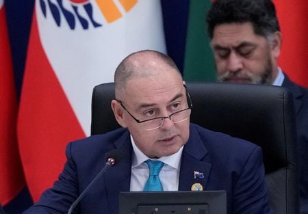 　太平洋の島しょ国などで構成する太平洋諸島フォーラム（ＰＩＦ）の議長国であるクック諸島のブラウン首相は８月２３日、東京電力福島第１原発の処理水海洋放出について、国際的な安全基準に合致していると認識しているが、全ての太平洋島しょ国が同じ立場にあるわけではないと述べた。ソウルで５月２９日に代表撮影（２０２３年　ロイター）