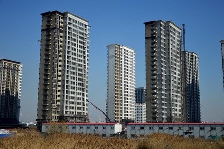 　６月２３日、中国の一部地方中核都市では不動産市場が過熱しており、この要因の１つと見られる投機的な取引の抑制に向け、規制強化に向けた動きが出ている。写真は建設中のマンション。南京で昨年１２月撮影。提供写真（２０１６年　ロイター/China Daily）