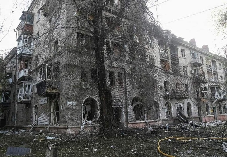 写真はロシアによるミサイル攻撃で破損したとみられる集合住宅。5月18日、ウクライナ・ドニプロで撮影　REUTERS