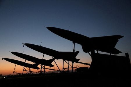 　イランは１１月５日、ロシアにドローン（無人機）を供与したことを初めて認めた。写真はイランで軍事演習中のドローン。８月２４日にイラン軍／ＷＡＮＡ提供（２０２２年　ロイター）
