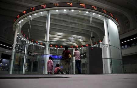 　１２月２９日、東京株式市場で日経平均は続伸。写真は都内で７月撮影（２０１５年　ロイター／Toru Hanai）